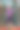 一个小女孩在公园里玩。公园家庭社交的概念。一个女孩在荡秋千，玩创意游戏图片下载