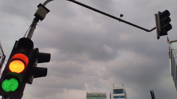 交通灯来控制过往车辆图片下载