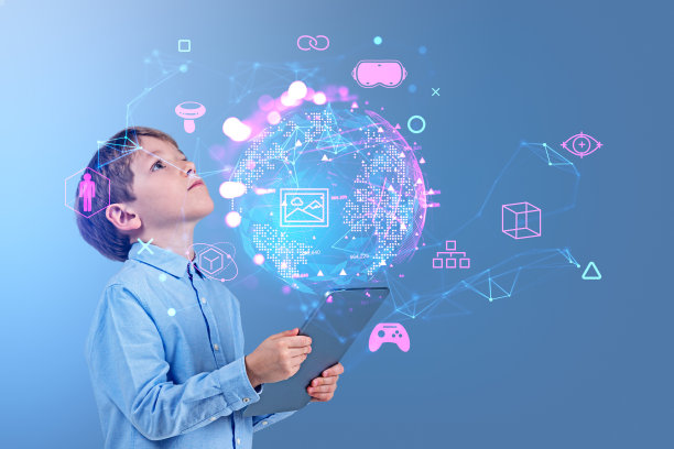 孩子男孩与平板电脑看着地球全息图，虚拟图片下载