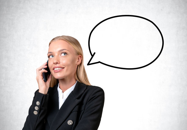 细心有吸引力的女商人穿着正装站在智能手机上说话图片下载