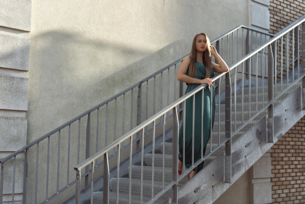 欧洲城市的时尚女人图片下载