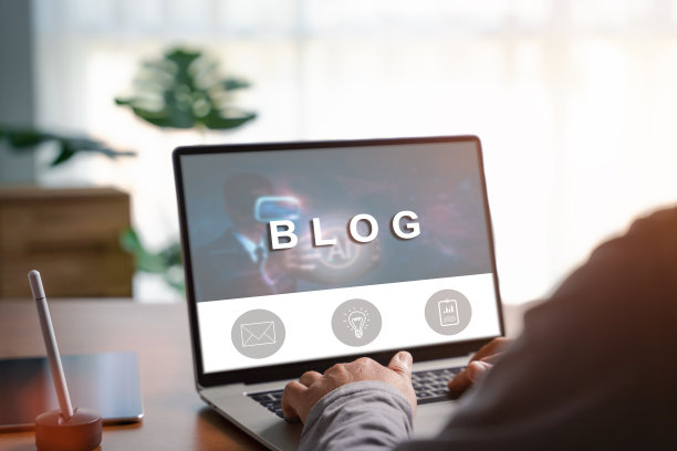 一个男人在用笔记本电脑，一个男人在家里用电脑看博客。在家工作。社交媒体在线内容，自由职业者，在线工作，内容创作者图片下载