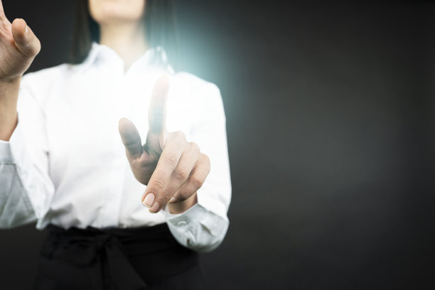 女商人用手指触摸数字屏幕的特写图片下载