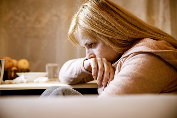 她在遭受创伤性暴力后无法说话图片下载