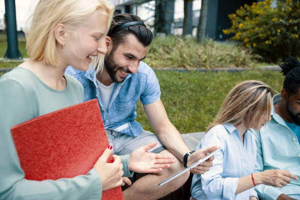与年轻同事交谈图片下载