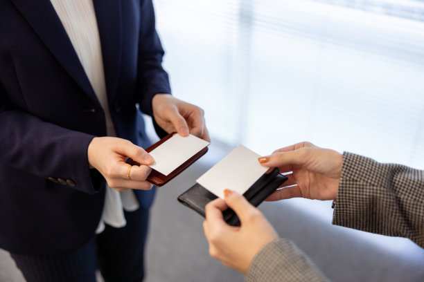 商务人士换名片图片下载