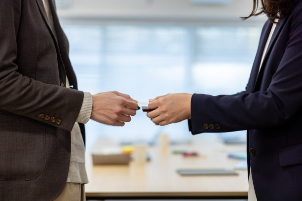 商务人士换名片图片下载