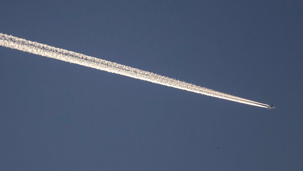 在巡航高度有尾迹的飞机图片下载