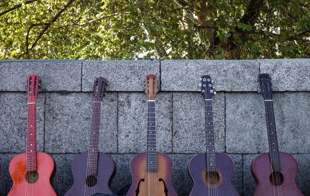 在格鲁吉亚第比利斯的街头出售旧吉他图片下载