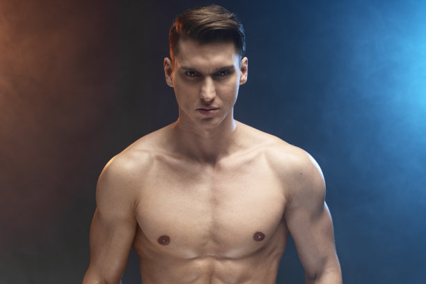有吸引力的惊人的男人展示肌肉裸露的躯干复制空间肖像图片下载