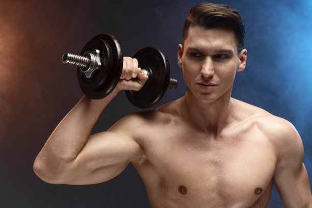 肖像年轻的健身运动强壮的男人赤裸的胸部肌肉运动员孤立图片下载