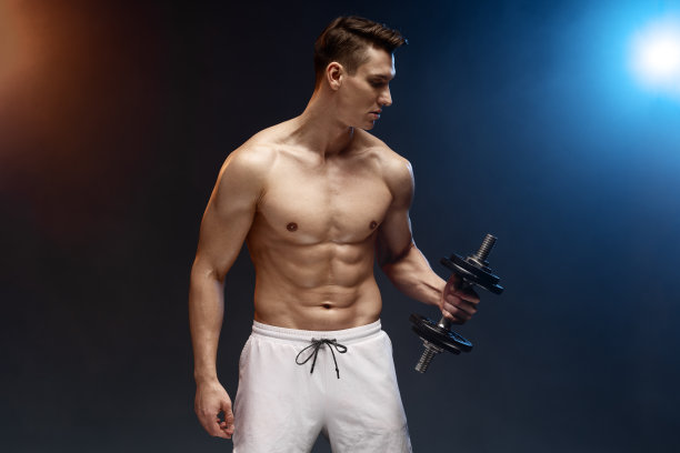 男性青年男子持有哑铃孤立的肖像在黑色背景图片下载