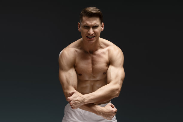 裸胸肌肉运动员孤立在黑色背景的肖像图片下载