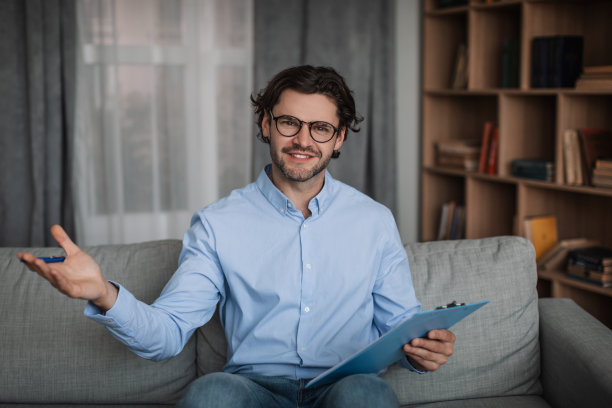 开朗自信的年轻白人男子医生心理医生平板电脑会见客户在诊所内部图片下载