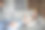 悲伤的欧洲千禧女病人躺在沙发上谈论咨询，男医生做笔记图片下载