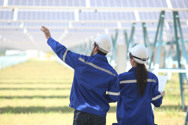 工程师在太阳能农场工作图片下载