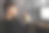 一个年轻人的肖像，学生或办公室职员谁坐在他的电脑前。他看着摄像机。图片下载