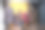 美女博主在她的商店里录制vlog视频和直播时，在智能手机摄像头前展示衣服。商务在线电子商务在家里图片下载