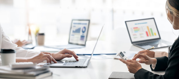 不同的同事一起工作在会议室，头脑风暴，讨论和分析和规划业务战略。图片下载