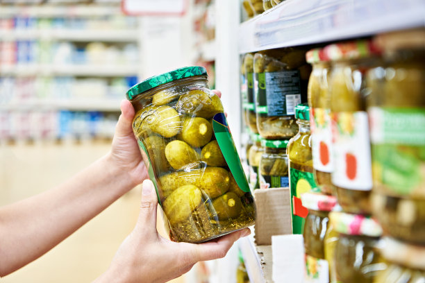 腌黄瓜在罐子里在手图片下载