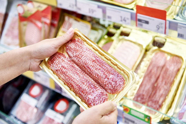 切片香肠在手中的商店图片下载