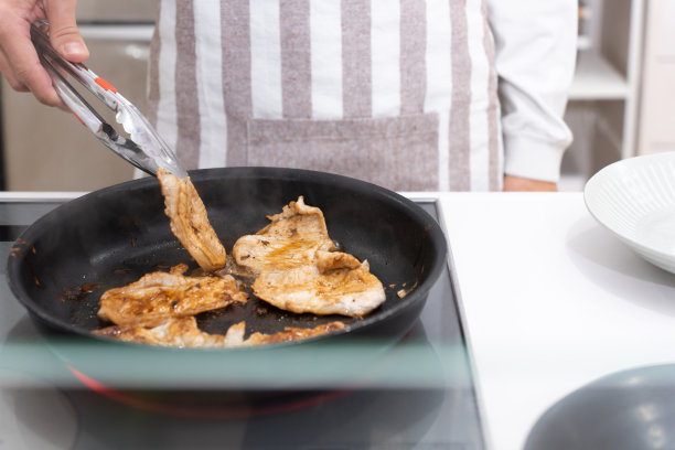 四十多岁的男人在厨房做姜汁烧烤图片下载