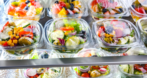装有水果和蔬菜沙拉的盒装商用冰箱图片下载