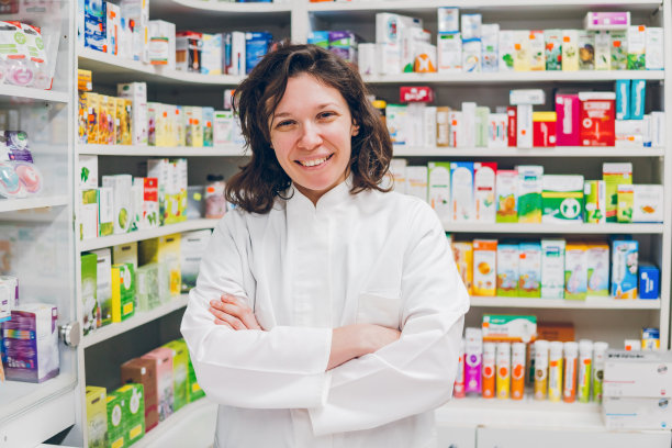 一个女药剂师在药房的肖像图片下载