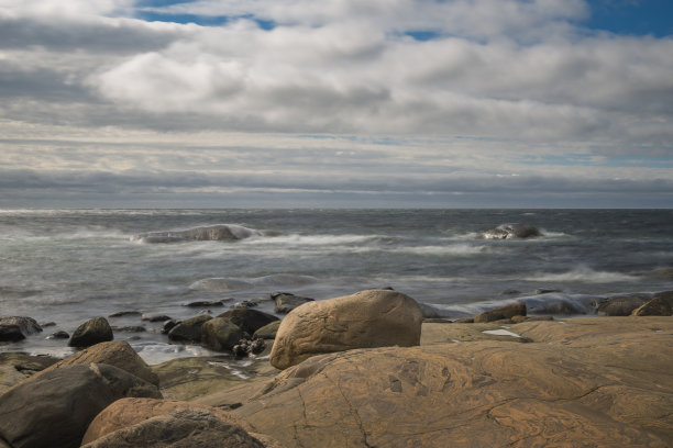 瑞典西部的岩石海岸线图片下载