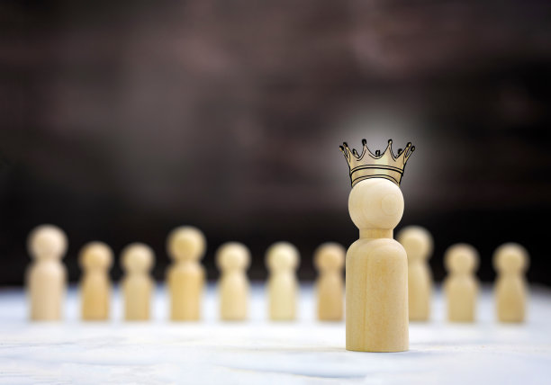 队长模拟国王王冠，复制空间。领导，胜利，老板。胜利者和失败者。立方体上的木头人，带领着一群人的商业团队理念图片下载