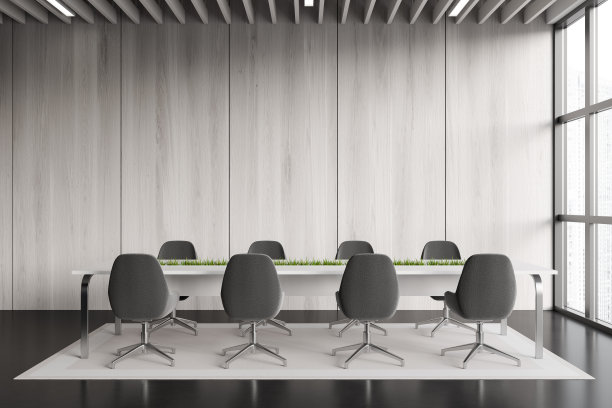 正面视图明亮的办公室内部与会议板图片下载