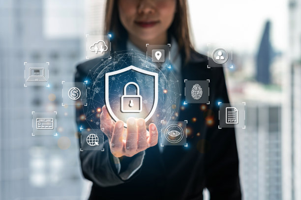 商业女性使用智能设备与全球网络连接和网络安全商业数据保护技术图片下载