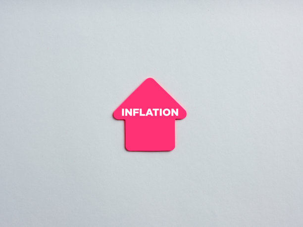 通货膨胀率上升的概念。箭头形状的便条纸上有“通货膨胀”字样。图片下载