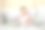 小女孩坐在家里的沙发上看书图片下载