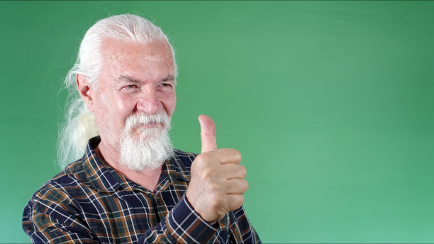 老人用手指认可某人图片下载