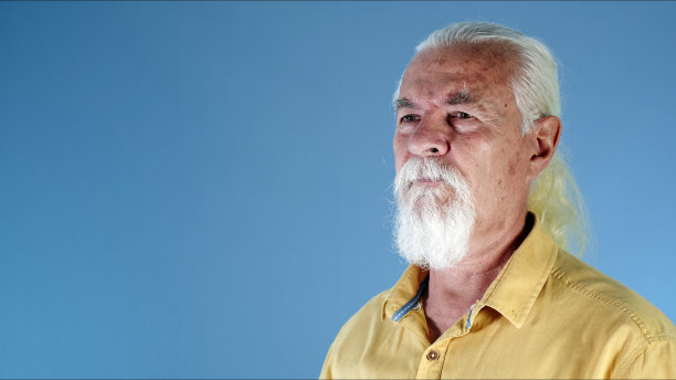 白发老人的肖像图片下载