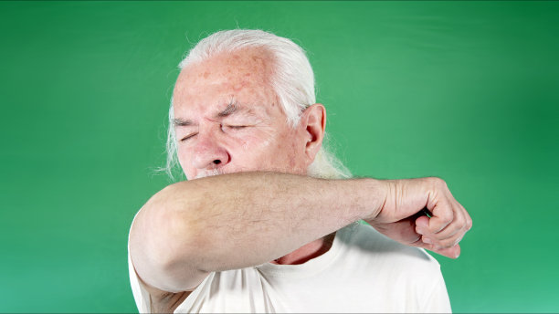 老人用胳膊捂住嘴咳嗽起来图片下载