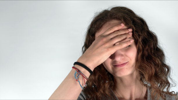 小女孩抱着她的头导致头痛图片下载