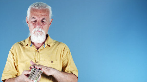 白发老人在数钱图片下载