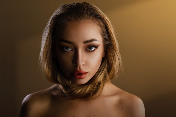 可爱和美丽的肖像年轻女子长头发包裹在她的脖子。头部和头发的护理和健康理念图片下载