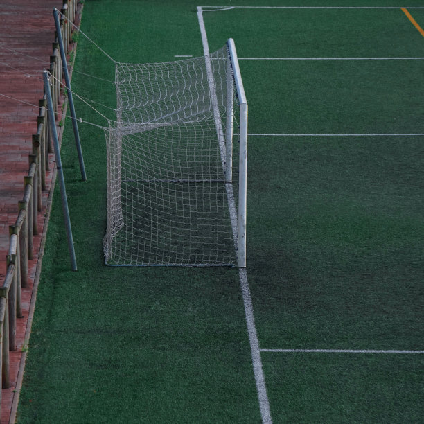 足球球门运动器材在体育场图片下载