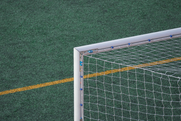 足球球门运动器材在体育场图片下载