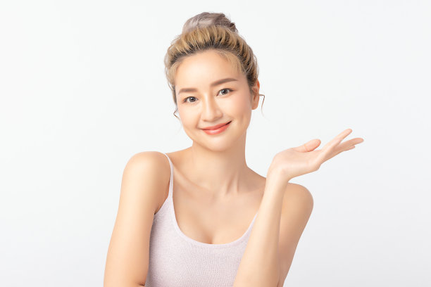 快乐漂亮的亚洲女人展示手掌上的空白区域。亚洲女孩美容护肤和健康，面部护理，隔离在白色背景上。图片下载