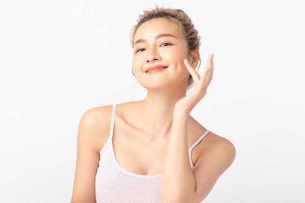 快乐美丽年轻的亚洲女性清洁新鲜的裸露皮肤的概念。亚洲女孩美容面部护肤保健，面部护理，完美肌肤，自然妆容。孤立在白色背景上。图片下载