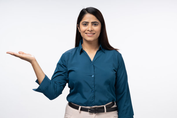 美丽开朗微笑的成熟女子穿着正式的衬衫是她的手掌股票照片图片下载