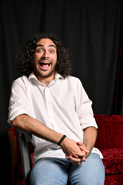 小剧院里的年轻演员图片下载