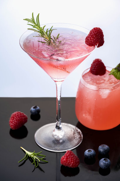 鸡尾酒与覆盆子，蓝莓，迷迭香和薄荷-资料照片图片下载
