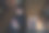 晚上，一个女人站在走廊上用她的手机图片下载