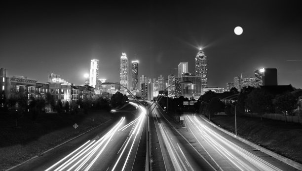 亚特兰大市区夜空中的天际线。图片下载