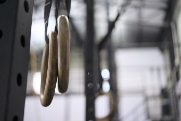 在健身中心锻炼。图片下载